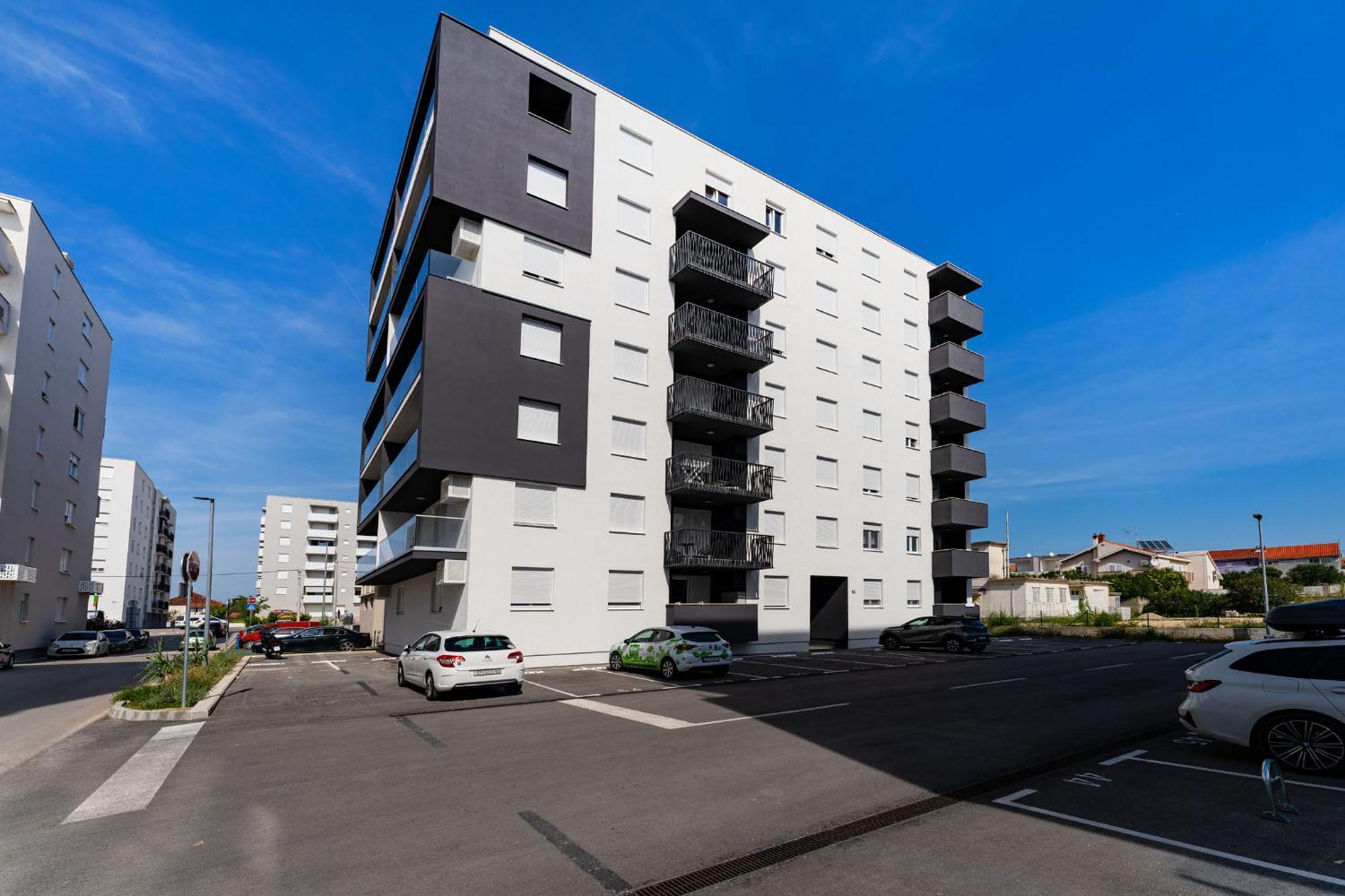 Flora & Dita With Free Parking Apartament